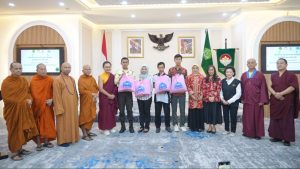 Kolaborasi Antar Umat: WALUBI dan BAZNAS Serahkan 4.000 Paket Sembako di Gebyar Ramadan Kemenag