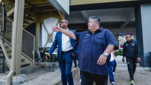 Patrick Kluivert Kunjungi Markas Dewa United, Jalin Kehangatan dengan Keluarga Besar Klub