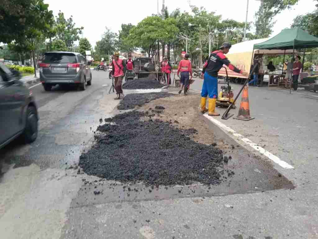 Gerak Cepat Pemkot Semarang: Perbaikan Jalan Kota Terdampak Genangan, Semua Pengguna Jalan Bisa Bernapas Lega!