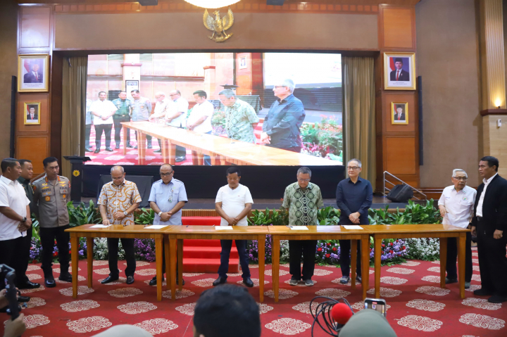 Mentan Amran Fasilitasi Kesepakatan Bulog dan Penggilingan Padi Serap Gabah 2,1 Juta Ton Beras