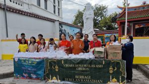 Umat Buddha Vihara Dewi Welas Asih Cirebon Sebar Takjil Ramadan