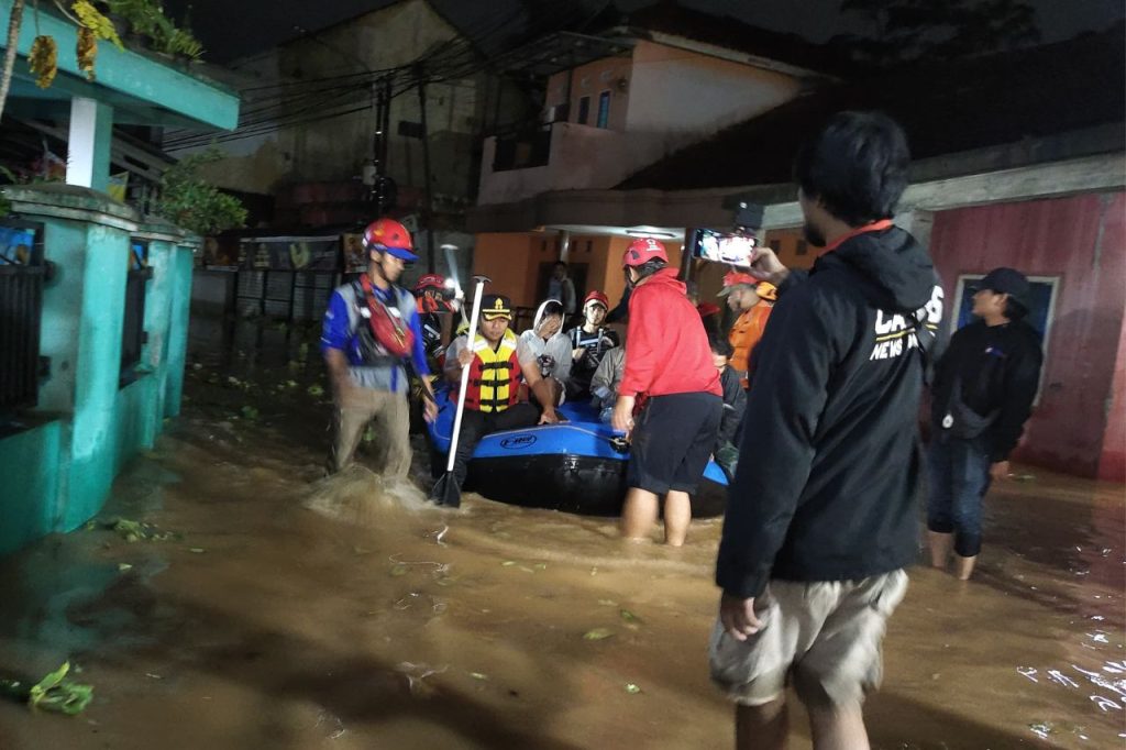 Kemensos Kirim Bantuan untuk Warga Terdampak Banjir di Sumedang