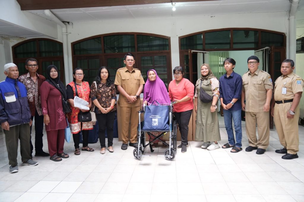 Wabup Danang Serahkan Bantuan Kursi Roda Melalui Program JPS