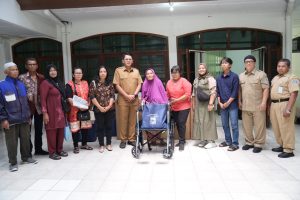 Wabup Danang Serahkan Bantuan Kursi Roda Melalui Program JPS