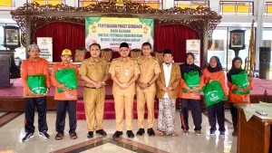 Baznas Batang Serahkan Sembako kepada 255 Petugas Kebersihan DLH