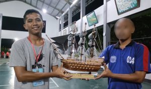 Isi Kegiatan Ramadan, WBP Lapas Batang Ciptakan Miniatur Kapal Pinisi dari Limbah Kayu