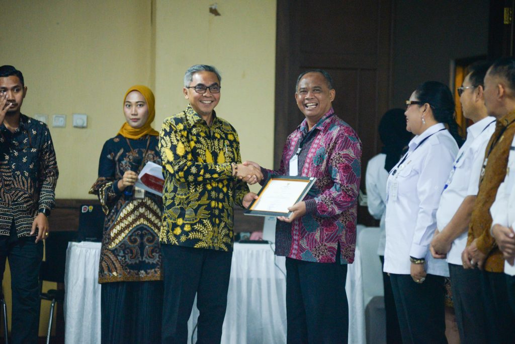 Sleman Raih Peringkat Pertama Se-DIY, Bupati Harda Kiswaya Terima Piagam Penghargaan MCP KPK RI