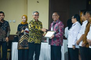 Sleman Raih Peringkat Pertama Se-DIY, Bupati Harda Kiswaya Terima Piagam Penghargaan MCP KPK RI