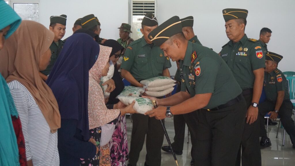 Kodim 0736/Batang Salurkan Zakat Fitrah untuk Masyarakat Kurang Mampu