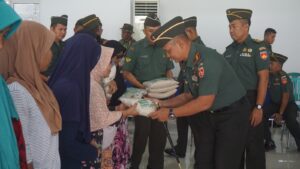 Kodim 0736/Batang Salurkan Zakat Fitrah untuk Masyarakat Kurang Mampu