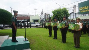 Dandim 0736/Batang Serahkan Bingkisan Lebaran untuk Prajurit dan PNS