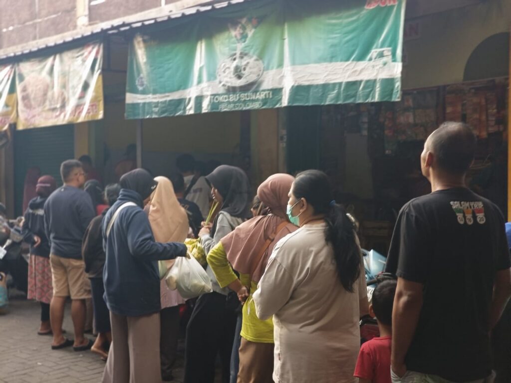 Antrean Panjang di Pasar Kolombo Menjelang Lebaran