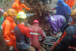 Kemensos Terjunkan Bantuan untuk Korban Longsor di Pacet Mojokerto