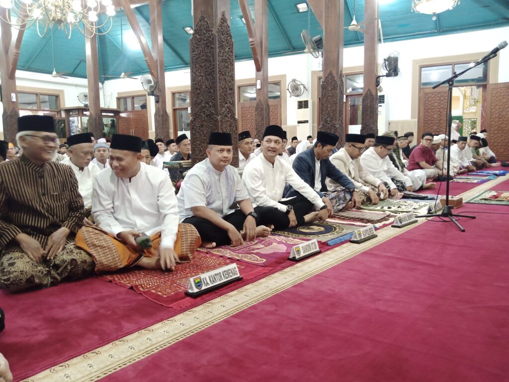 Dandim Batang Bersama Forkopimda Laksanakan Sholat Idul Fitri 1446 H di Masjid Agung