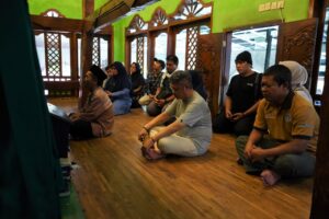 Mengunjungi Wisata Religi Nyatnyono