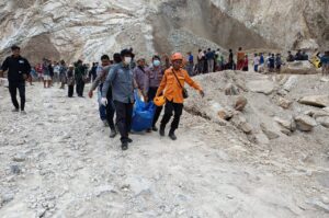 Tim Gabungan Terus Cari Korban Longsor Tambang Gunung Kuda Cirebon, 10 Tewas