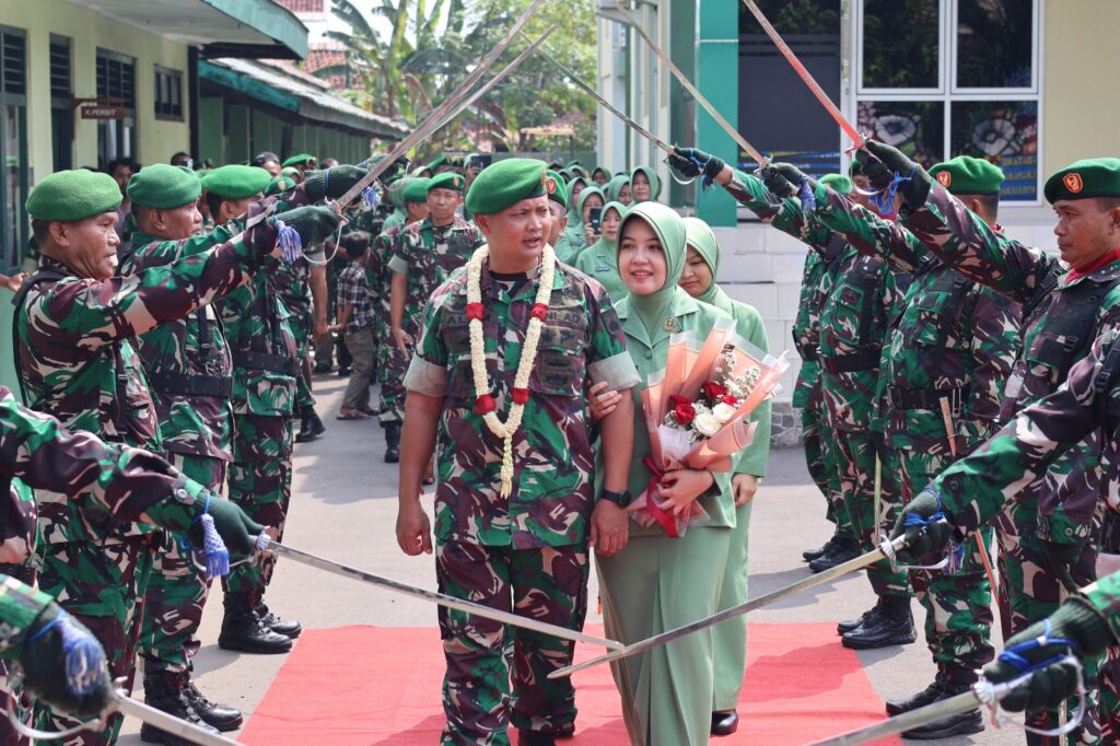 Tradisi Pedang Pora Warnai Serah Terima Dandim 0736/Batang