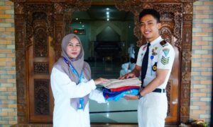 Rayakan Kelulusan dengan Aksi Sosial, Siswa SMK Bintara Batang Sedekahkan Seragam untuk Adik Kelas