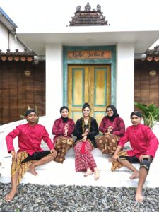 “Njonthat Njonthit”: Lagu Jawa Satir yang Menyingkap Luka Hati Para Istri