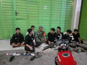 Sambil Laksanakan Patroli, Babinsa Sosialisasikan Penerimaan TNI AD Gratis