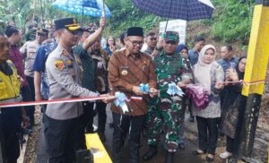 Bupati Batang Resmikan Jembatan Gantung Merah Putih Kambangan-Tombo