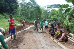 Gotong Royong TNI dan Warga Batang