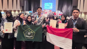 Siswa MAN 1 Medan Raih Medali Perak di WYIE 2025 Malaysia Berkat Inovasi Alat Pemantau Udara