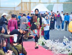 Festival Segoro Topeng: Batik Lumajang Tampil Menawan di Panggung Alam Terbuka