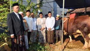 Dandim Dampingi Bupati Batang Serahkan Sapi Kurban Bantuan Presiden Prabowo
