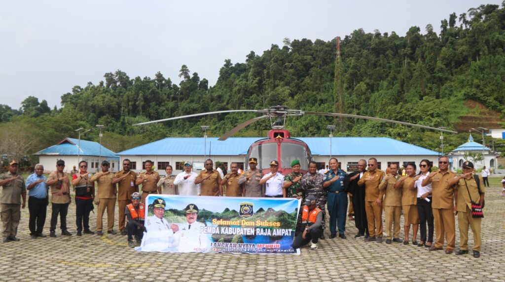 Uji Coba Helikopter Mendarat di Kantor Bupati Raja Ampat, Tingkatkan Akses Pelayanan Publik