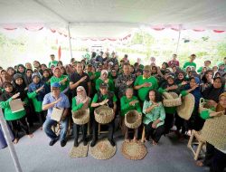 Kemensos Dorong Pemberdayaan Ramah Lingkungan lewat Kerajinan Pelepah Pisang di Kulon Progo