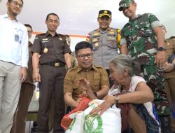 Bupati Sambas Satono Salurkan Bantuan Pangan Presiden Prabowo untuk Warga Perbatasan