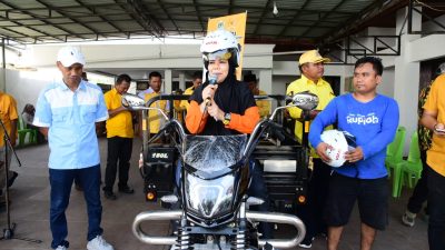 Wagub Gorontalo Idah Syahidah Serahkan Motor Viar Roda Tiga untuk Pengelola Sampah di Boalemo
