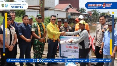 Bupati Seruyan Serahkan Bantuan Kapal dan Mesin ke Nelayan: Dorong Ekonomi Pesisir Lebih Sejahtera