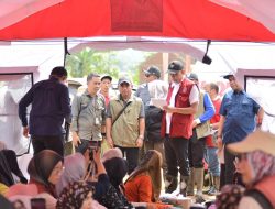 Wamensos Agus Jabo Tinjau Longsor Cilacap dan Serahkan Bantuan untuk Korban