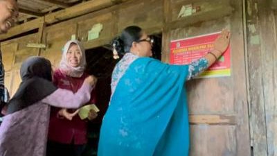 Gunungkidul Pasang Stiker Keluarga Miskin: Upaya Percepat Penanganan Kemiskinan Berbasis Data