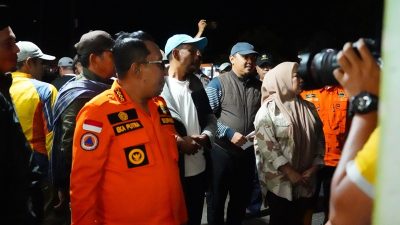 Bupati Tanah Datar Tinjau Pengungsi X Koto, Salurkan Bantuan dan Perintahkan Pendirian Dapur Umum