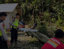 Puting Beliung Rusak Belasan Rumah di Pedawang, Polisi dan Dalmas Sigap Lakukan Evakuasi