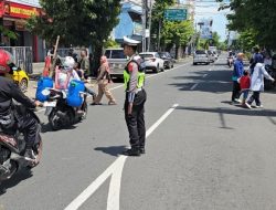 Libur Akhir Pekan dan Nataru, Polisi Siaga Atur Arus dan Bantu Penyeberangan di Alun-alun Kota Pekalongan