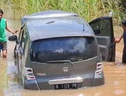 Mobil Wisatawan Asal Temanggung Terjun ke Sawah di Saptosari Gunungkidul