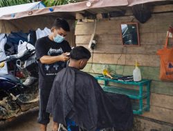 Tak Menyerah di Pengungsian Aceh Tamiang, Syarifudin Bangkit Menjaga Asa dari Usaha Pangkas Rambut