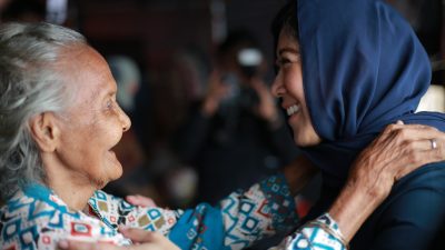 Pelukan yang Menguatkan di Pengungsian Aceh Tamiang, Kisah Nenek Siti Bertahan di Tengah Banjir
