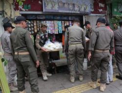 Satpol PP Probolinggo Tertibkan Pedagang Trotoar Pasar Baru, Trotoar Dikembalikan untuk Pejalan Kaki