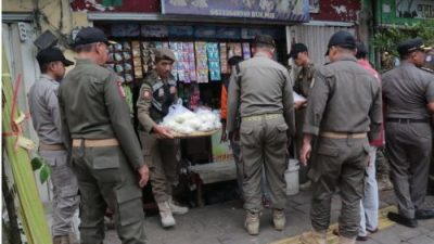 Satpol PP Probolinggo Tertibkan Pedagang Trotoar Pasar Baru, Trotoar Dikembalikan untuk Pejalan Kaki
