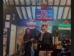 BANG HANS WIBOWO GUNCANG MADE CAFE DENGAN ROCK BERENERGI, HIPNOTIS WISATAWAN DI KAWASAN PARANGTRITIS